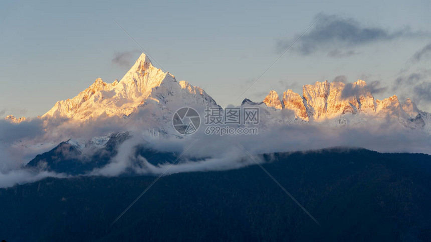 云南的美莉雪山和图片