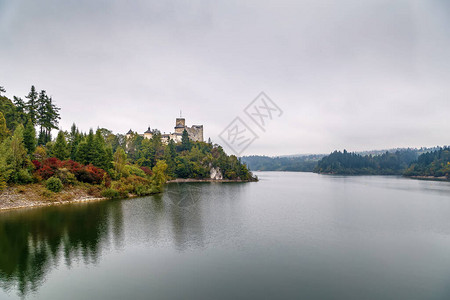 韩国南怡岛波兰Czorztyn湖上也称为Dunajec城堡的Niedzi背景