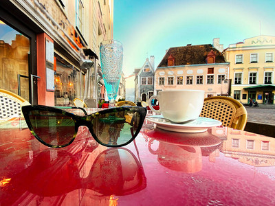 街边咖啡馆桌面上的一杯咖啡图片