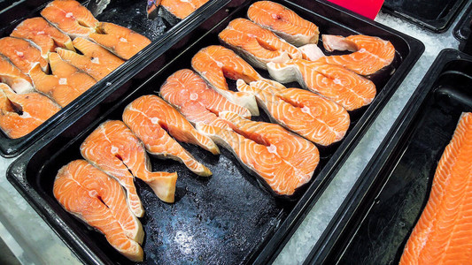 冷藏肉柜台上的新鲜鲑鱼牛排生红鱼背景