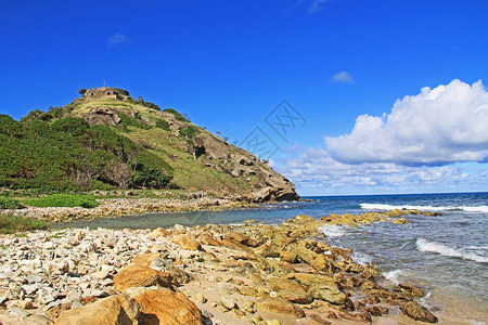 后海湾和圣约翰港安提瓜巴布达小安的列斯群岛西印度群岛加勒比海山羊之间的五岛半上的巴灵顿老堡海滩景观与manchi图片