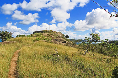 通往位于加勒比海西印度群岛安提瓜巴布达小安的列斯群岛后海湾和圣约翰港之间五岛半山顶的巴灵顿老堡的步行道图片