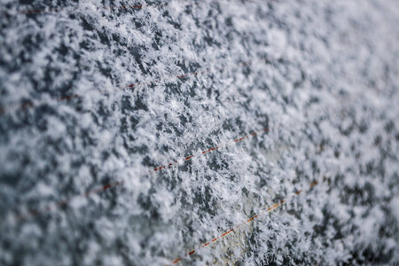 玻璃车窗上的湿雪图片