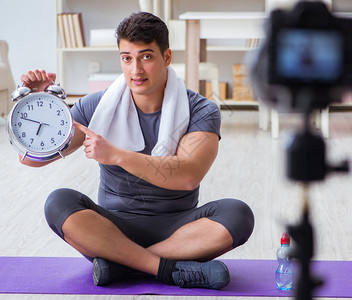 开场造险！亚马尔突破后横传中路，德容越位在先的抢点打门偏出