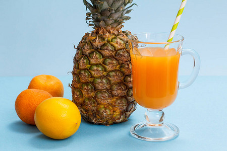 一杯果汁新鲜菠萝柠檬和普图片