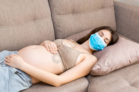 孕妇戴着防护医用口罩图片