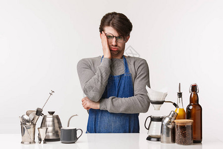 穿着围裙的苦恼和困扰的年轻男肖像不知道如何煮咖啡图片