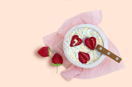 碗里有草莓的燕麦片是用纸做的素食早餐健康饮食的物真正的体积手工纸制品纸工艺和术极简艺术食品概背景图片