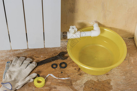 加热系统泄漏附近的手套和维修工具私人住宅供暖系统图片