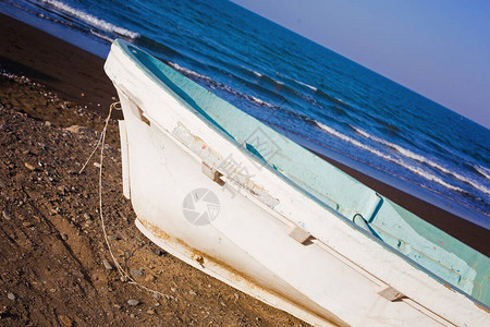 海边沙滩上的白色小船尾图片