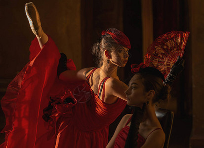 两个穿红裙子的年轻漂亮的芭蕾舞女郎芭蕾舞女图片
