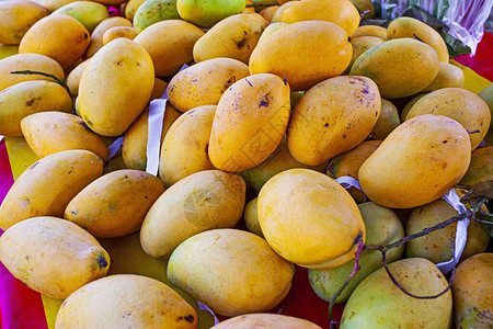 市场上甜美味的芒果图片