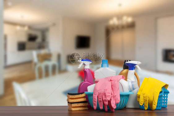 家居清洁服务概念和用品在门前关闭清图片