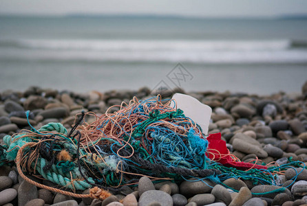 旧渔网和塑料垃圾冲上爱尔兰西海岸图片