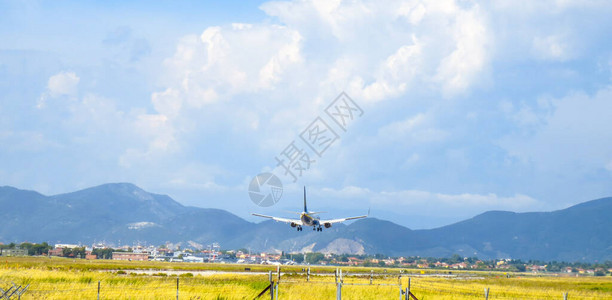瑞安航空公司的飞机降落在托斯卡纳主要机场图片