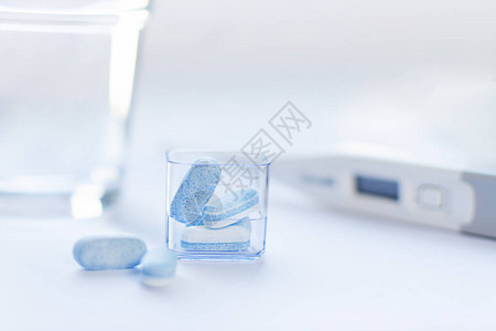 白底蓝药片带温度计药房概念传统医学治图片