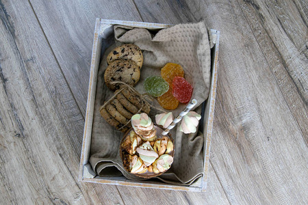 可粉与棉花糖和巧克力烘焙以及巧克力和果冻糖果片站在木图片