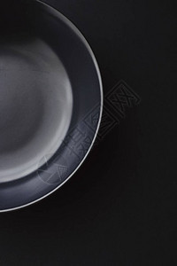 黑色背景的空板节日晚餐的优质餐具最起码设计和饮食概念图片