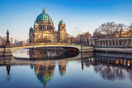 日落时著名的柏林大教堂图片