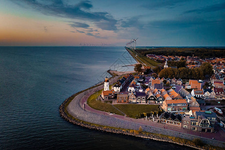 乌克荷兰欧洲日出在小渔村的港口背景图片