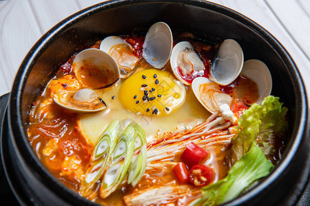 Jjigae或Kimchi炖肉是韩国菜图片