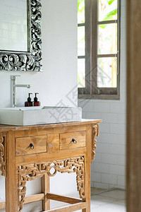 白色陶瓷水槽装有肥皂的瓶子和浴室桌上淋浴凝胶的垂直照片图片