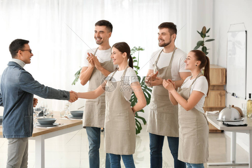 老师祝贺年轻人顺利完成专业服务员课程图片