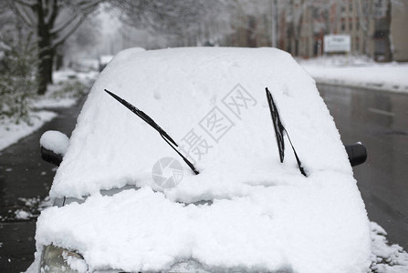 冬天在街上被雪覆盖的汽车图片