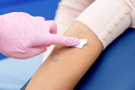在医疗中心注射疫苗之前先用对手臂皮肤进行消图片