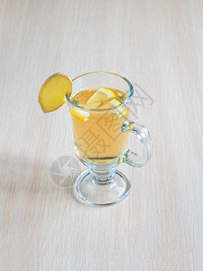 与科布查真菌饮料和柠檬的玻璃杯图片