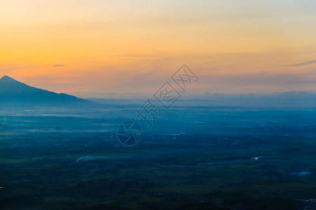 太阳月光山坡日落天空色彩多图片