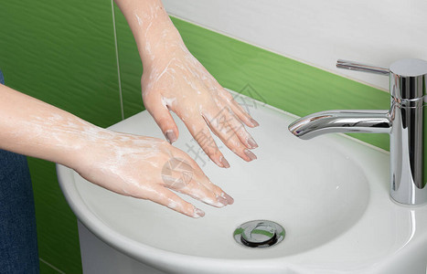女孩在浴室洗手女手用肥皂泡沫洗手洗手技术图片