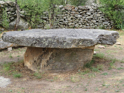 非常古老的大尺寸天然石头美丽的桌子背景图片