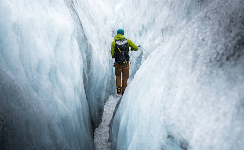 人们在冰川上徒步旅行图片