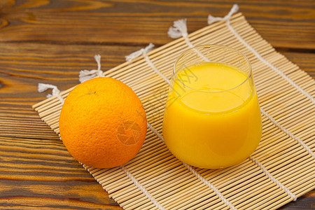 鲜榨橙汁在透明玻璃杯子里新鲜的美背景