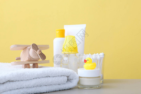 桌上的护理产品用于护肤沐浴的日常图片