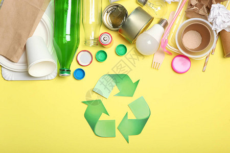 彩色背景顶视图上不同类型的垃圾和回收标志自然保护垃圾分类图片