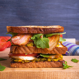 大型美味的自制三明治配鸡奶培根背景图片