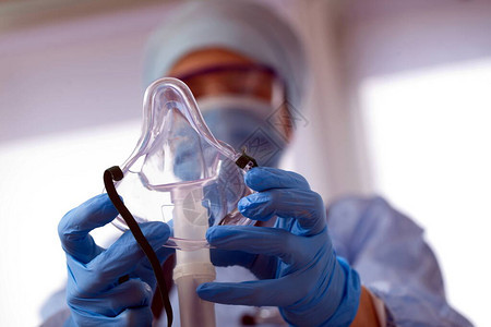 戴防护设备的医生戴上氧气面罩病人图片