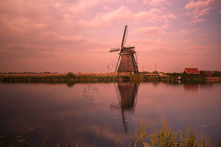 在荷兰的Kinderdijk运河风车在水中反射背景图片