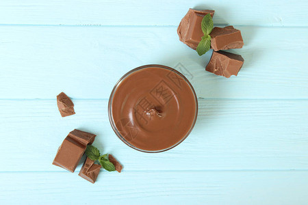 巧克力奶油在桌子上巧克力图片