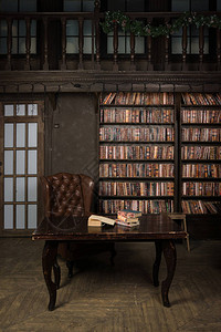 古典图书馆室配有皮椅木背景图片