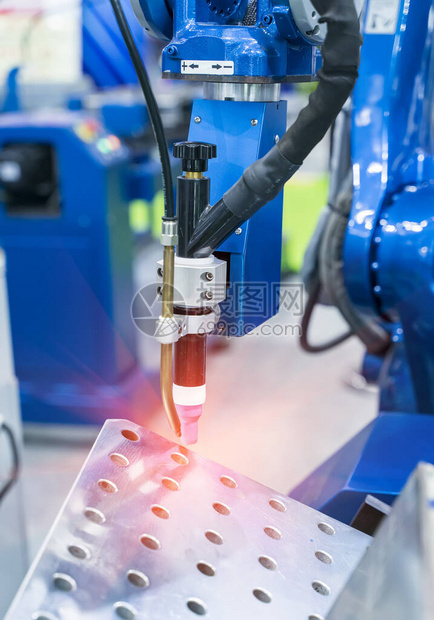 金属制造厂中的机器人焊接机图片