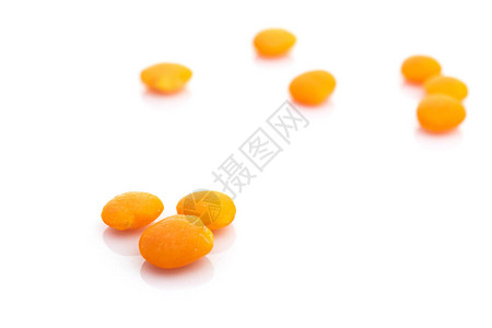 种子扁豆上白色孤立在有机背景上堆放健康的橙色豌豆食品超级食品高维生素e抗氧化剂omega3蛋白质和膳食纤维图片