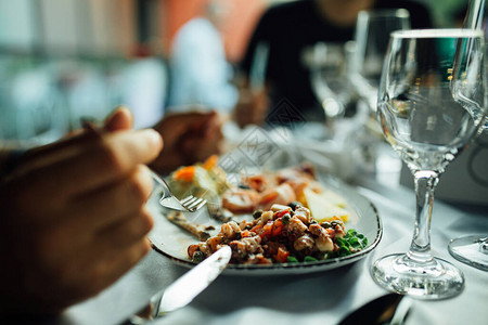 美味的自制腌章鱼沙拉在家享用丰富多彩的健康午餐供应海鲜晚餐低热量食物图片