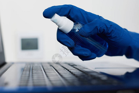 使用防菌抗消毒剂喷雾式笔记本电脑进行洗手背景图片