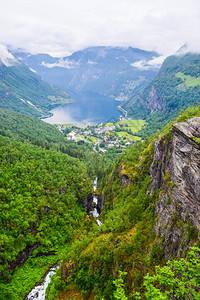 Geiranger小村庄的地貌位于Geirangerfjord尽头背景图片