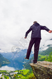 大悦城Viewpoint附近悬崖边缘的男游客背景