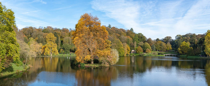 威尔特郡Stourhead花园湖周围秋色的全景照片图片