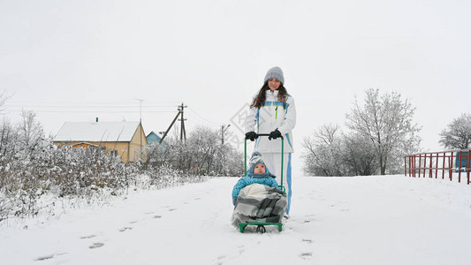 妈骑着小孩雪橇孩图片